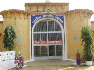 CG Jail Suicide: जांजगीर-चांपा जिले की जिला जेल खोखरा में एक बंदी द्वारा फांसी लगाकर आत्महत्या किए जाने का मामला सामने आया है। मृतक दुष्कर्म और नाबालिग के अपहरण के मामले में गिरफ्तार आरोपी था, जिसे एक दिन पहले ही न्यायिक रिमांड पर जेल भेजा गया था। घटना के बाद जेल प्रशासन और पुलिस विभाग में हड़कंप मच गया।