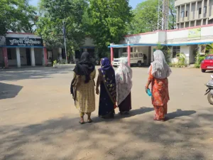 CG Child Rape: 7 साल की दो बच्चियों से रेप, चॉकलेट का लालच देकर बच्चियों को रस्सी से बांधकर रखता था आरोपी CG Child Rape: 7 साल की दो बच्चियों से रेप, चॉकलेट का लालच देकर बच्चियों को रस्सी से बांधकर रखता था आरोपी
