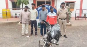 Raipur News: मिर्ची पाउडर और चाकू दिखाकर करते थे लूटपाट, बैंक मित्र और चॉइस सेंटर कर्मचारियों को भी बनाया निशाना Raipur News: रायपुर जिले की अभनपुर पुलिस ने लूट की दो सनसनीखेज वारदातों का खुलासा करते हुए चार आरोपियों को गिरफ्तार किया है। आरोपी बैंक मित्र और चॉइस सेंटर के कर्मचारियों को निशाना बनाकर लूट की घटनाओं को अंजाम देते थे।