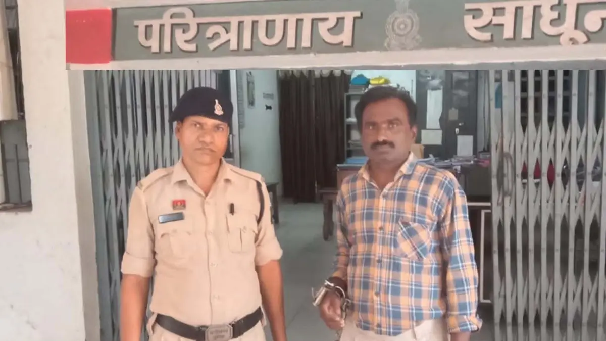 Raipur Rape: राजधानी रायपुर से लगे धरसीवां क्षेत्र के तरेसर स्थित शासकीय प्राथमिक शाला में महिला शिक्षिका से कथित तौर पर जबरदस्ती की कोशिश और जान से मारने का प्रयास करने का मामला सामने आया है। पीड़िता की शिकायत पर पुलिस ने प्रधान पाठक को गिरफ्तार कर उसके खिलाफ मामला दर्ज कर लिया है।
