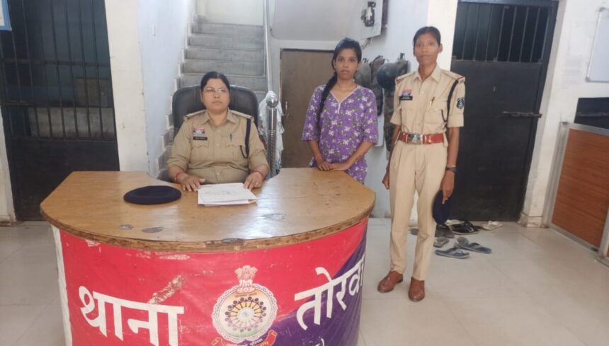Bilaspur News: बिलासपुर जिले के तोरवा थाना क्षेत्र से एक सनसनीखेज मामला सामने आया है, जहां एक युवती ने अपने पूर्व प्रेमी को फंसाने के लिए उसके नाम से फर्जी इंस्टाग्राम आईडी बनाकर ब्लैकमेल और बदनाम करने की कथित साजिश रची। पुलिस ने साइबर जांच और तकनीकी साक्ष्यों के आधार पर मामले का खुलासा करते हुए आरोपी युवती प्रीति सूर्यवंशी को गिरफ्तार कर लिया है।
