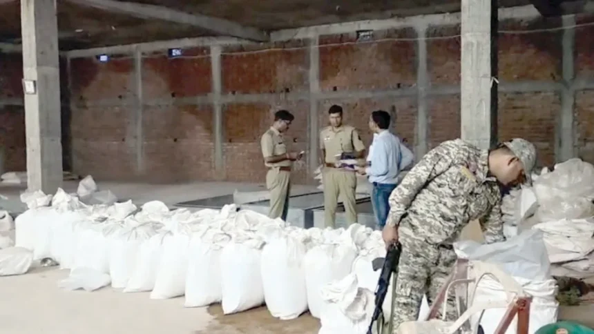 CG News: छत्तीसगढ़ के दुर्ग जिले में वॉशिंग पाउडर की पैकिंग की आड़ में अवैध रूप से जर्दा युक्त गुटखा बनाने का बड़ा मामला सामने आया है। पुलिस ने सूचना के आधार पर छापेमार कार्रवाई करते हुए किराए के गोदाम से गुटखा निर्माण में इस्तेमाल होने वाला कच्चा माल, पैकिंग सामग्री और मशीनें बरामद की हैं। कार्रवाई के बाद फैक्ट्री को सील कर दिया गया है। मामले में फरार आरोपी की तलाश जारी है।