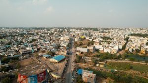 Raipur News: रायपुर के भाठागांव से दतरेंगा मोड़ तक बन रही 1.2 किलोमीटर लंबी सड़क इन दिनों लोगों की परेशानी का कारण बनी हुई है। करीब 3 करोड़ 43 लाख रुपये की लागत से बन रहे इस सड़क निर्माण कार्य को शुरू हुए एक वर्ष से अधिक समय बीत चुका है, लेकिन आज तक सड़क पूरी नहीं हो सकी है।