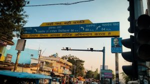 Raipur News: रायपुर के भाठागांव से दतरेंगा मोड़ तक बन रही 1.2 किलोमीटर लंबी सड़क इन दिनों लोगों की परेशानी का कारण बनी हुई है। करीब 3 करोड़ 43 लाख रुपये की लागत से बन रहे इस सड़क निर्माण कार्य को शुरू हुए एक वर्ष से अधिक समय बीत चुका है, लेकिन आज तक सड़क पूरी नहीं हो सकी है।