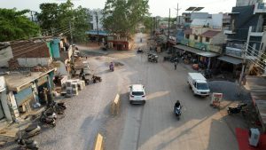 Raipur News: रायपुर के भाठागांव से दतरेंगा मोड़ तक बन रही 1.2 किलोमीटर लंबी सड़क इन दिनों लोगों की परेशानी का कारण बनी हुई है। करीब 3 करोड़ 43 लाख रुपये की लागत से बन रहे इस सड़क निर्माण कार्य को शुरू हुए एक वर्ष से अधिक समय बीत चुका है, लेकिन आज तक सड़क पूरी नहीं हो सकी है।
