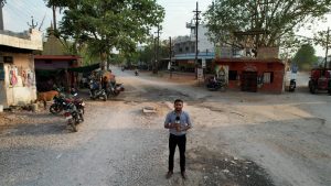 Raipur News: रायपुर के भाठागांव से दतरेंगा मोड़ तक बन रही 1.2 किलोमीटर लंबी सड़क इन दिनों लोगों की परेशानी का कारण बनी हुई है। करीब 3 करोड़ 43 लाख रुपये की लागत से बन रहे इस सड़क निर्माण कार्य को शुरू हुए एक वर्ष से अधिक समय बीत चुका है, लेकिन आज तक सड़क पूरी नहीं हो सकी है।