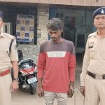 CG News: दुर्ग जिले के भिलाई स्थित सुपेला थाना क्षेत्र में मारपीट का एक मामला सामने आया है। आरोप है कि एक युवक ने अपनी गर्लफ्रेंड के पूर्व परिचित युवक को बातचीत करने के शक में मिलने बुलाया और फिर अपने साथियों के साथ मिलकर उसकी तथा उसके चचेरे भाई की पिटाई कर दी। घटना का वीडियो सोशल मीडिया पर वायरल होने के बाद पुलिस ने कार्रवाई करते हुए मुख्य आरोपी समेत पांच नाबालिगों को हिरासत में लिया है।