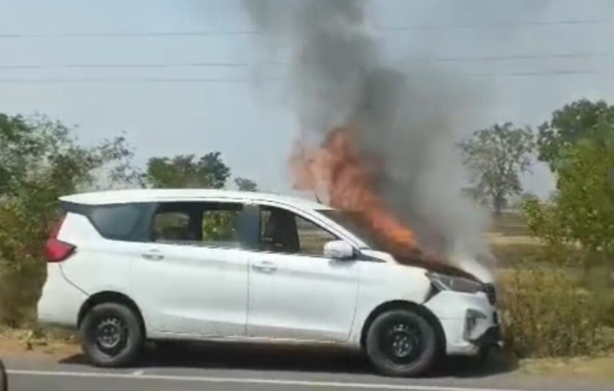 Gariaband Car Fire: चलती कार में भीषण आग; देखें धू-धू कर कैसे जली कार