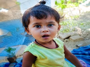 CG Child Kidnapping: छत्तीसगढ़ के दंतेवाड़ा जिले में 2 साल की मासूम बच्ची के कथित अपहरण से परिवार में हड़कंप मच गया। घटना कटेकल्याण थाना क्षेत्र की बताई जा रही है, जहां घर के आंगन में खेल रही बच्ची अचानक लापता हो गई। ग्रामीणों का दावा है कि वैन से पहुंचे कुछ फेरीवाले बच्ची को उठाकर अपने साथ ले गए।