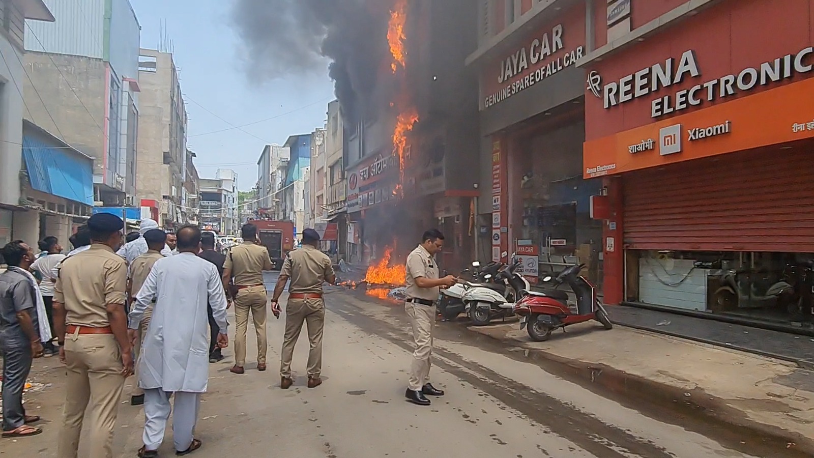 Raipur Breaking: रायपुर में स्पेयर पार्ट्स की दुकान में भीषण आग ! लाखों का सामान जलकर खाक