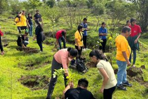 World Environment Day: हर वर्ष 5 जून को विश्व पर्यावरण दिवस मनाया जाता है। यह केवल एक औपचारिक आयोजन नहीं, बल्कि मानव और प्रकृति के बीच संतुलन बनाए रखने का एक वैश्विक अभियान है। आज जब दुनिया जलवायु परिवर्तन, बढ़ते प्रदूषण, जैव विविधता के क्षरण, जल संकट और प्राकृतिक संसाधनों के अंधाधुंध दोहन जैसी गंभीर चुनौतियों का सामना कर रही है, तब पर्यावरण संरक्षण की आवश्यकता पहले से कहीं अधिक बढ़ गई है। विश्व पर्यावरण दिवस लोगों को पर्यावरण के प्रति जागरूक करने और धरती को सुरक्षित रखने के लिए सामूहिक प्रयासों का संदेश देता है।