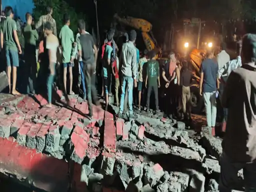 Raigarh News: रायगढ़ जिले में गुरुवार शाम तेज आंधी-तूफान और बारिश के दौरान बड़ा हादसा हो गया। पूंजीपथरा थाना क्षेत्र के चिरईपानी में स्थित ओम रूपेश एवं महालक्ष्मी उद्योग के बीच बनी बाउंड्री वॉल अचानक ढह गई। दीवार गिरने से उसके पास झोपड़ी बनाकर रह रहे मजदूर मलबे में दब गए।