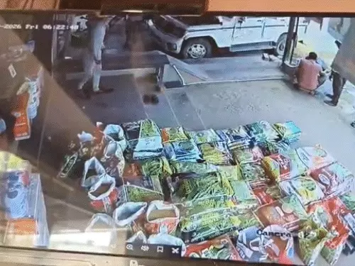 Raigarh Video: पिकअप की फोटो खींचने पर चप्पल और लात-घूंसों से पिटाई, VIDEO वायरल Raigarh Video: पिकअप की फोटो खींचने पर चप्पल और लात-घूंसों से पिटाई, VIDEO वायरल