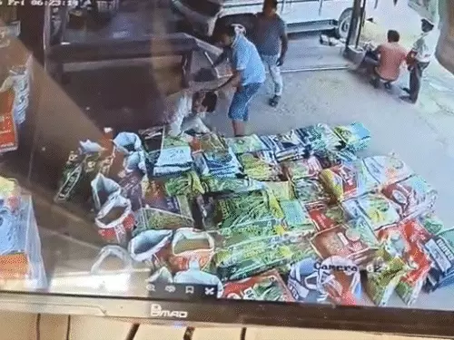 Raigarh Video: पिकअप की फोटो खींचने पर चप्पल और लात-घूंसों से पिटाई, VIDEO वायरल Raigarh Video: पिकअप की फोटो खींचने पर चप्पल और लात-घूंसों से पिटाई, VIDEO वायरल