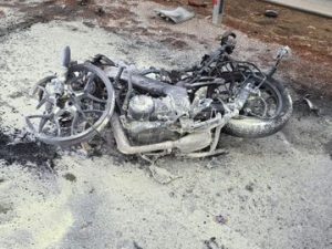 CG Acciden: छत्तीसगढ़ के दुर्ग जिले में एक दर्दनाक सड़क हादसे में बाइक सवार युवक की मौके पर ही मौत हो गई। मोहन नगर थाना क्षेत्र अंतर्गत NH-53 दुर्ग-राजनांदगांव बाईपास पर ट्रेलर की टक्कर के बाद बाइक की पेट्रोल टंकी फट गई, जिससे मोटरसाइकिल आग का गोला बन गई। हादसे में बाइक सवार युवक जिंदा जल गया।