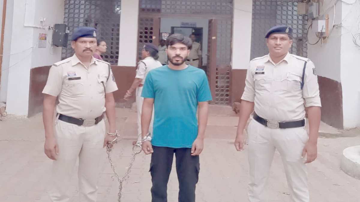 Balodabazar Suicide: बलौदाबाजार में शिक्षिका काजल ठाकुर की संदिग्ध मौत मामले का पुलिस ने खुलासा कर दिया है। पुलिस के अनुसार आरोपी शिक्षक ने शादी का झांसा देकर शिक्षिका से शारीरिक संबंध बनाए और गर्भवती होने पर शादी से इंकार कर दिया। लगातार मानसिक प्रताड़ना से परेशान होकर शिक्षिका ने फांसी लगाकर आत्महत्या कर ली। पुलिस ने आरोपी शिक्षक अभिषेक जायसवाल को गिरफ्तार कर जेल भेज दिया है।
