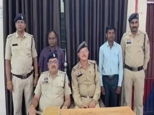 
CG News: छत्तीसगढ़ के जांजगीर-चांपा जिले में आयोजित एक चंगाई सभा को लेकर विवाद खड़ा हो गया है। हिंदू संगठन की शिकायत पर पुलिस ने धर्मांतरण के प्रयास और धार्मिक भावनाएं आहत करने के आरोप में पास्टर समेत दो लोगों को गिरफ्तार किया है। मामला सिटी कोतवाली थाना क्षेत्र के ग्राम उदयबंद का है। (दो घूंट पानी से बीमारी करें ठीक)