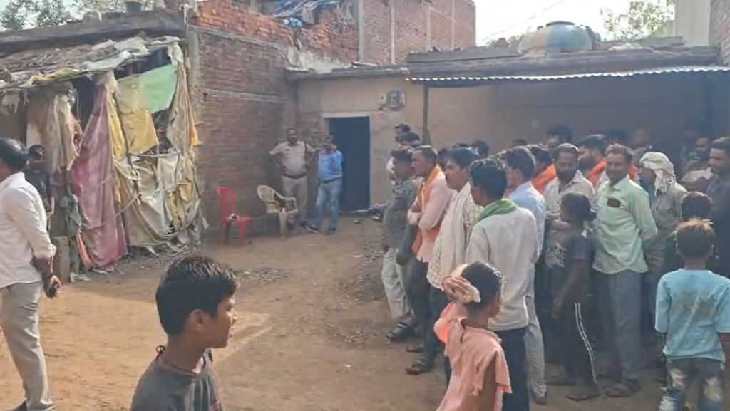 CG Murder: छत्तीसगढ़ के बेमेतरा जिले में रिश्तों को शर्मसार करने वाली घटना सामने आई है। सिटी कोतवाली थाना क्षेत्र के ग्राम ढारा में एक छोटे भाई ने आपसी विवाद के चलते अपने बड़े भाई की गैती से हमला कर हत्या कर दी। घटना के बाद पूरे गांव में सनसनी फैल गई।