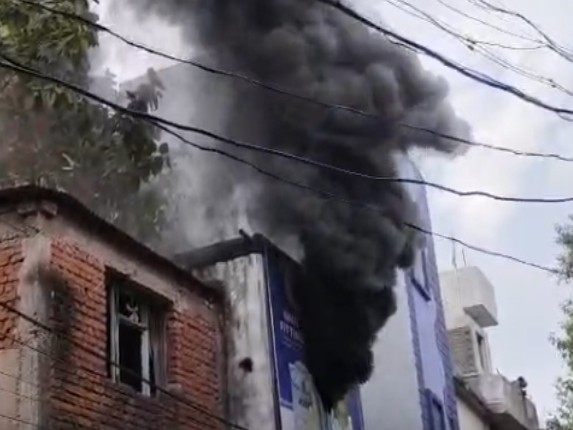 Raipur Fire: रायपुर में किराना दुकान में लगी भीषण आग, मची अफरा-तफरी