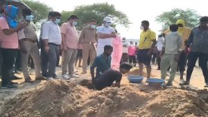 CG News: छत्तीसगढ़ के बलौदाबाजार-भाटापारा जिले के कसडोल क्षेत्र स्थित खर्वे गांव में कथित जहरीली शराब पीने से हुई आठ ग्रामीणों की मौत के मामले ने नया मोड़ ले लिया है। ग्रामीणों के विरोध और निष्पक्ष जांच की मांग के बाद शनिवार को पुलिस, राजस्व विभाग और फॉरेंसिक टीम की मौजूदगी में एक शव को कब्र से निकालकर जांच के लिए भेजा गया। प्रशासन ने मामले की गंभीरता को देखते हुए जांच प्रक्रिया तेज कर दी है।