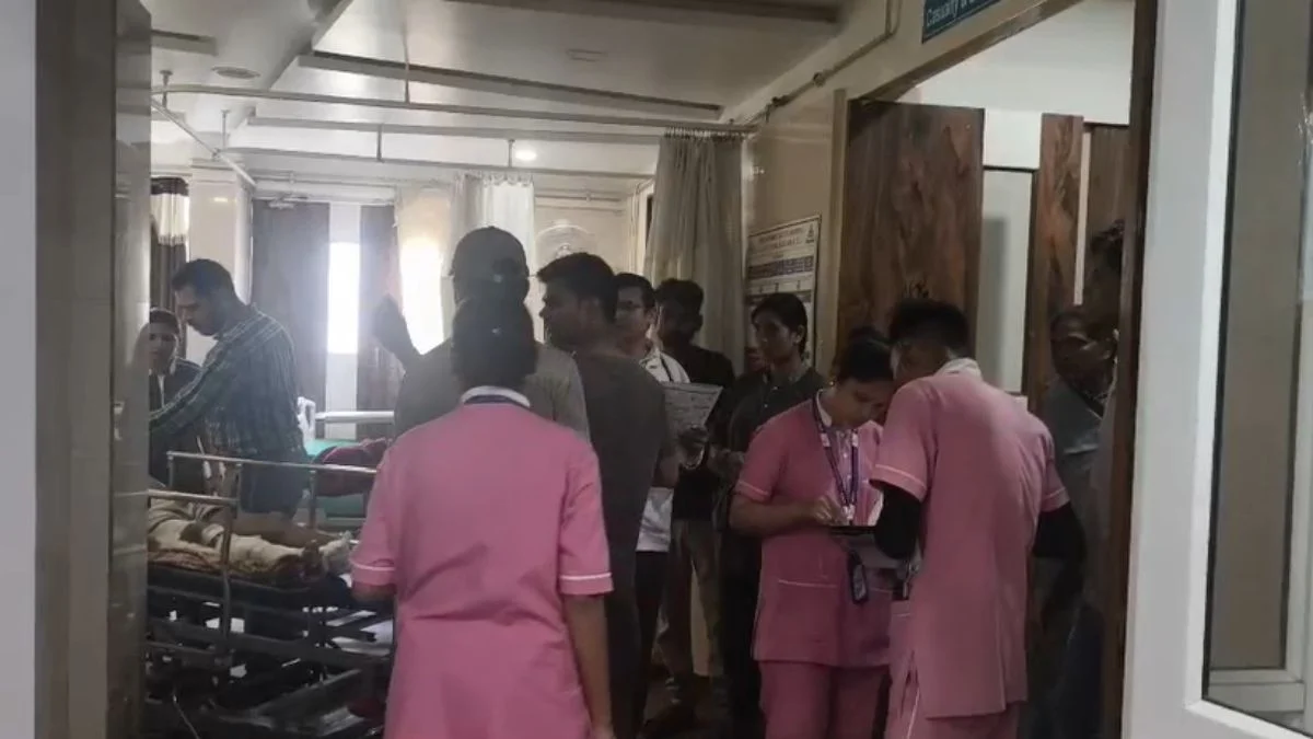Raigarh Furnace Blast: छत्तीसगढ़ के रायगढ़ जिले के पूंजीपथरा क्षेत्र स्थित रायगढ़ इस्पात प्लांट में बुधवार को फर्नेस में रिसाव होने के बाद अचानक ब्लास्ट हो गया। हादसे की चपेट में आकर 4 श्रमिक घायल हो गए। सभी घायलों को तत्काल अस्पताल में भर्ती कराया गया, जहां उनका उपचार जारी है।