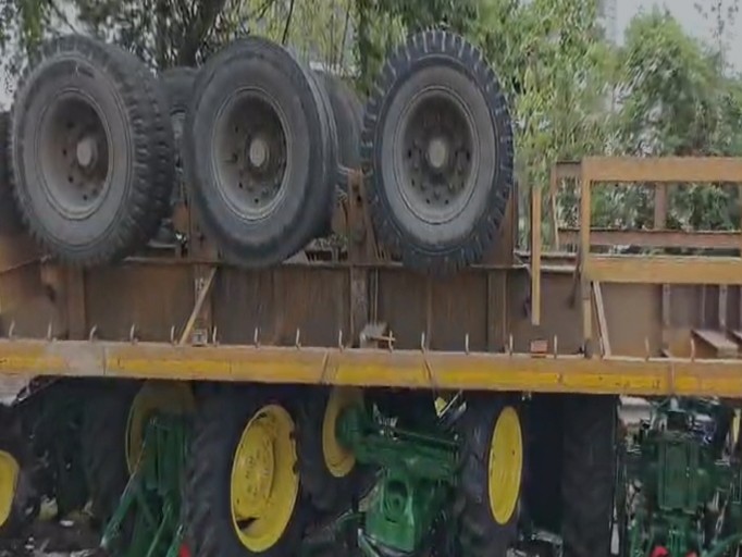 Raipur Accident: रायपुर में सरोना फ्लाईओवर बड़ा हादसा, 6 ट्रैक्टरों से लदा ट्रेलर पलटा