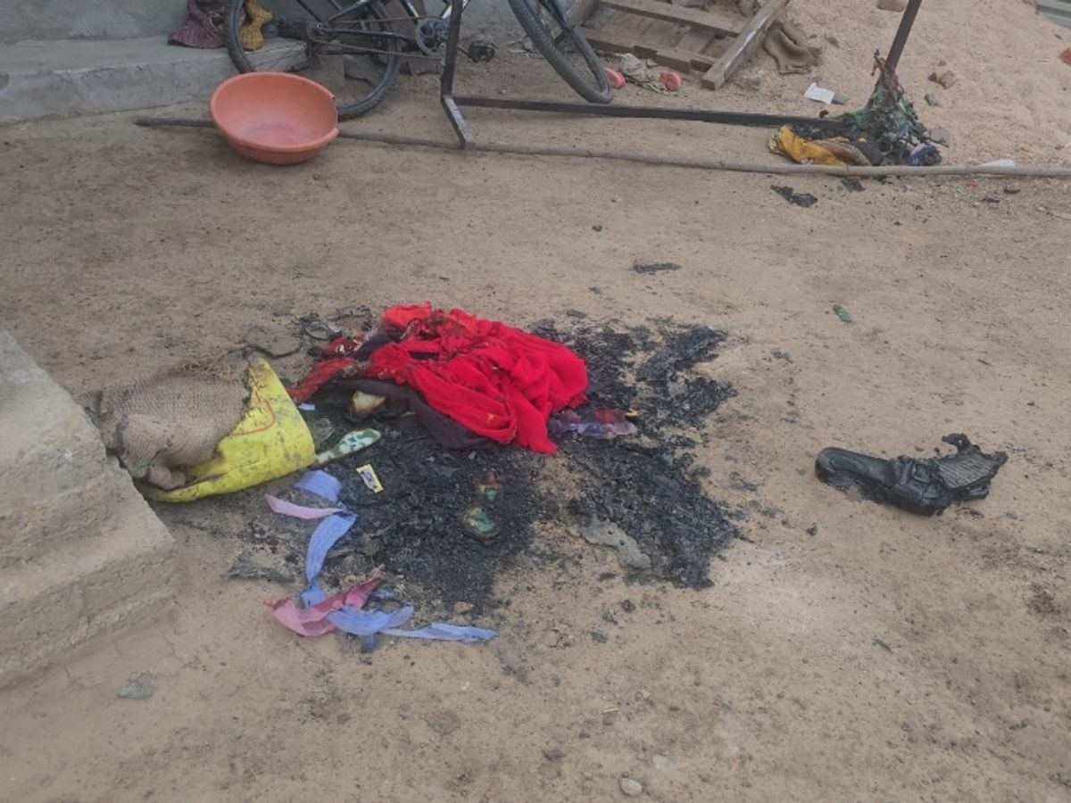 CG News: छत्तीसगढ़ के बिलासपुर जिले में एक महिला को उसके पति द्वारा जिंदा जलाने की कोशिश किए जाने का मामला सामने आया है। आरोप है कि पति ने पत्नी के चरित्र पर संदेह करते हुए उस पर पेट्रोल डालकर आग लगा दी। महिला गंभीर रूप से झुलस गई है और उसका अस्पताल में उपचार जारी है। घटना के बाद आरोपी पति फरार हो गया। मामला पचपेड़ी थाना क्षेत्र का है।