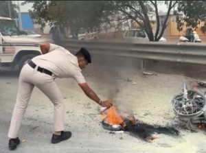 CG Acciden: छत्तीसगढ़ के दुर्ग जिले में एक दर्दनाक सड़क हादसे में बाइक सवार युवक की मौके पर ही मौत हो गई। मोहन नगर थाना क्षेत्र अंतर्गत NH-53 दुर्ग-राजनांदगांव बाईपास पर ट्रेलर की टक्कर के बाद बाइक की पेट्रोल टंकी फट गई, जिससे मोटरसाइकिल आग का गोला बन गई। हादसे में बाइक सवार युवक जिंदा जल गया।