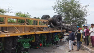 Raipur Accident: रायपुर में सरोना फ्लाईओवर बड़ा हादसा, 6 ट्रैक्टरों से लदा ट्रेलर पलटा