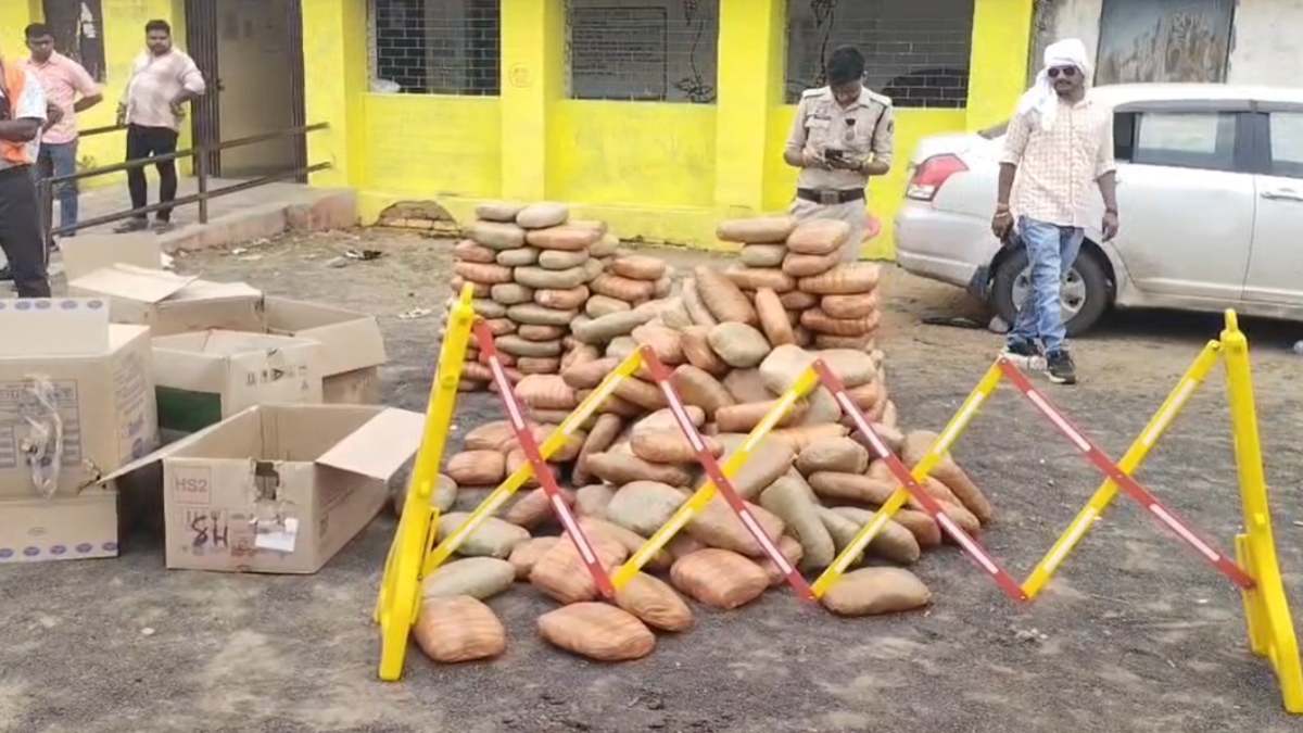 MCB Ganja Smuggling: पुलिस को देख दो कार छोड़कर भागे तस्कर, 5 क्विंटल गांजा जब्त