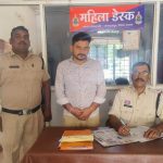 Jagdalpur Opium Seized: बस्तर पुलिस ने नशे के कारोबार के खिलाफ बड़ी कार्रवाई करते हुए 133.3 ग्राम अवैध अफीम के साथ एक युवक को गिरफ्तार किया है। आरोपी जगदलपुर के गोयलबाड़ी तिराहा के पास अफीम बेचने के लिए ग्राहक का इंतजार कर रहा था। पुलिस ने घेराबंदी कर उसे पकड़ लिया और उसके कब्जे से अफीम बरामद की।