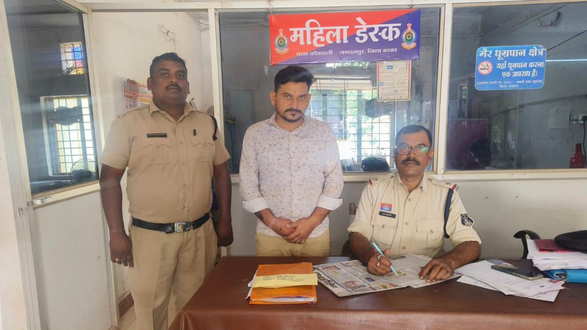 Jagdalpur Opium Seized: बस्तर पुलिस ने नशे के कारोबार के खिलाफ बड़ी कार्रवाई करते हुए 133.3 ग्राम अवैध अफीम के साथ एक युवक को गिरफ्तार किया है। आरोपी जगदलपुर के गोयलबाड़ी तिराहा के पास अफीम बेचने के लिए ग्राहक का इंतजार कर रहा था। पुलिस ने घेराबंदी कर उसे पकड़ लिया और उसके कब्जे से अफीम बरामद की।