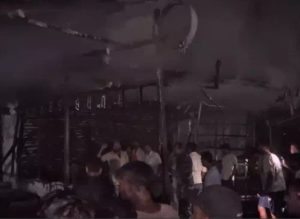 Bilaspur Fire: बिलासपुर के रेलवे परिक्षेत्र स्थित बुधवारी बाजार में गुरुवार रात भीषण आग लगने से साइकिल स्टोर समेत चार दुकानें जलकर खाक हो गईं। आग सबसे पहले एक साइकिल दुकान में लगी और देखते ही देखते आसपास की दुकानों तक फैल गई। घटना में लाखों रुपए के नुकसान की आशंका जताई जा रही है।