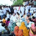Raipur News: रायपुर के नकटी गांव में अतिक्रमण हटाने की कार्रवाई के बाद मंगलवार को पूर्व मुख्यमंत्री भूपेश बघेल और प्रदेश कांग्रेस अध्यक्ष दीपक बैज प्रभावित परिवारों से मिलने पहुंचे। दोनों नेताओं ने ग्रामीणों की समस्याएं सुनीं और कार्रवाई को लेकर राज्य सरकार तथा प्रशासन की कार्यप्रणाली पर सवाल उठाए। इस दौरान कई प्रभावित महिलाओं ने अपनी पीड़ा भी साझा की।