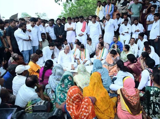 Raipur News: रायपुर के नकटी गांव में अतिक्रमण हटाने की कार्रवाई के बाद मंगलवार को पूर्व मुख्यमंत्री भूपेश बघेल और प्रदेश कांग्रेस अध्यक्ष दीपक बैज प्रभावित परिवारों से मिलने पहुंचे। दोनों नेताओं ने ग्रामीणों की समस्याएं सुनीं और कार्रवाई को लेकर राज्य सरकार तथा प्रशासन की कार्यप्रणाली पर सवाल उठाए। इस दौरान कई प्रभावित महिलाओं ने अपनी पीड़ा भी साझा की।