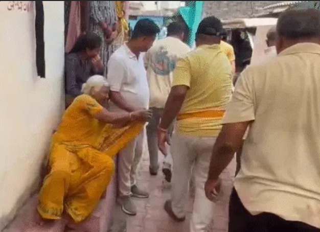 Dhamtari Suicide: घर के अंदर दंपती की लाश, अलग-अलग कमरों में फंदे से लटकी मिली शव