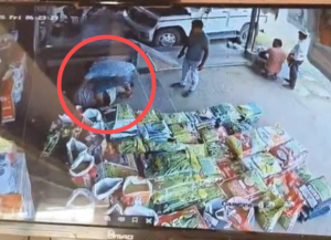 Raigarh Video: पिकअप की फोटो खींचने पर चप्पल और लात-घूंसों से पिटाई, VIDEO वायरल Raigarh Video: पिकअप की फोटो खींचने पर चप्पल और लात-घूंसों से पिटाई, VIDEO वायरल