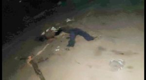 Dhamtari Murder: धमतरी जिले के कुरूद थाना क्षेत्र के ग्राम डाही में शराब पार्टी के दौरान हुए विवाद ने एक युवक की जान ले ली। शराब के नशे में शुरू हुआ झगड़ा इतना बढ़ गया कि दोस्तों ने युवक की कथित तौर पर पत्थर से हमला कर हत्या कर दी। घटना के बाद पुलिस ने सभी आरोपियों को हिरासत में लेकर पूछताछ शुरू कर दी है।