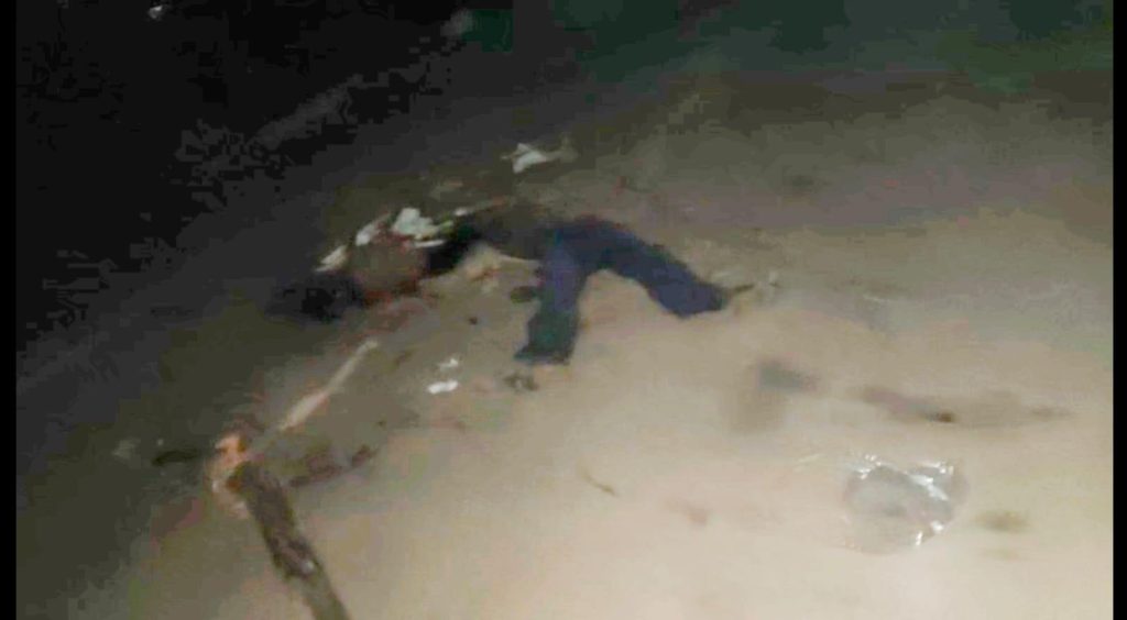 Dhamtari Murder: धमतरी जिले के कुरूद थाना क्षेत्र के ग्राम डाही में शराब पार्टी के दौरान हुए विवाद ने एक युवक की जान ले ली। शराब के नशे में शुरू हुआ झगड़ा इतना बढ़ गया कि दोस्तों ने युवक की कथित तौर पर पत्थर से हमला कर हत्या कर दी। घटना के बाद पुलिस ने सभी आरोपियों को हिरासत में लेकर पूछताछ शुरू कर दी है।