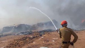 Durg Fire: दुर्ग जिले के कोड़िया धान खरीदी केंद्र में शनिवार को अचानक भीषण आग लगने से भारी नुकसान हो गया। आग की चपेट में आने से करीब 300 बोरा धान जलकर राख हो गया। घटना के बाद इलाके में अफरा-तफरी का माहौल बन गया। सूचना मिलते ही दमकल विभाग की टीम मौके पर पहुंची और कड़ी मशक्कत के बाद आग पर काबू पाया।