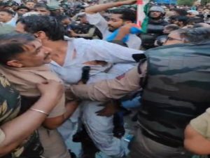 Bilaspur NEET Protest: NEET पेपर लीक पर NSUI के प्रदर्शन में भारी बवाल, देवेंद्र यादव का फटा कुर्ता