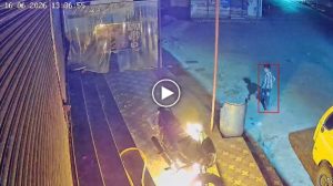 Rajnandgaon Fire: 8 साल के बच्चे ने पेट्रोल डालकर बाइक में लगा दी आग, घटना CCTV में कैद