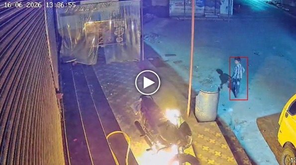 Rajnandgaon Fire: 8 साल के बच्चे ने पेट्रोल डालकर बाइक में लगा दी आग, घटना CCTV में कैद