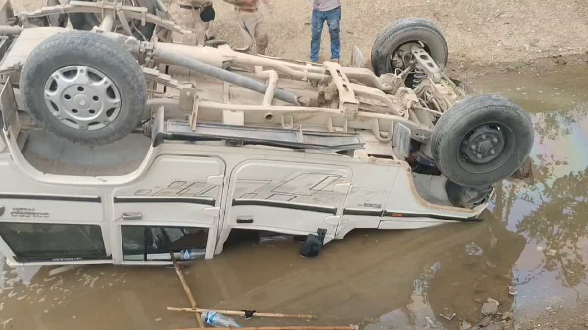 Mungeli Accident: छत्तीसगढ़ के मुंगेली जिले में आबकारी विभाग की बोलेरो वाहन और बाइक की टक्कर में एक नाबालिग की मौत हो गई, जबकि उसके दो साथी घायल हो गए। हादसे के बाद अनियंत्रित बोलेरो नहर में जा गिरी, जिससे उसमें सवार आबकारी विभाग के 6 कर्मचारी भी घायल हो गए। घटना लोरमी के लालपुर थाना क्षेत्र की है।