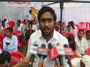 Surguja News: सरगुजा जिले के सीतापुर विधायक रामकुमार टोप्पो और नायब तहसीलदार तुषार मानिक के बीच विवाद लगातार गहराता जा रहा है। 27 मई को राजापुर में हुई कथित मारपीट की घटना के बाद दोनों पक्षों की ओर से प्राथमिकी दर्ज कराई गई थी। मामले ने अब प्रशासनिक और राजनीतिक दोनों स्तरों पर तूल पकड़ लिया है।