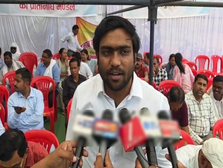 Surguja News: सरगुजा जिले के सीतापुर विधायक रामकुमार टोप्पो और नायब तहसीलदार तुषार मानिक के बीच विवाद लगातार गहराता जा रहा है। 27 मई को राजापुर में हुई कथित मारपीट की घटना के बाद दोनों पक्षों की ओर से प्राथमिकी दर्ज कराई गई थी। मामले ने अब प्रशासनिक और राजनीतिक दोनों स्तरों पर तूल पकड़ लिया है।