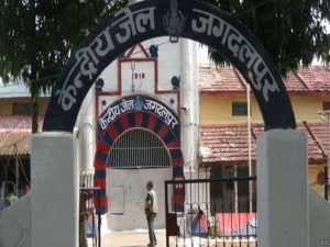 Jagdalpur Central Jail: छत्तीसगढ़ के बस्तर जिले के जगदलपुर केंद्रीय जेल में 5 दिनों के भीतर दूसरी मौत का मामला सामने आया है। रविवार को एक महिला बंदी द्वारा आत्महत्या किए जाने की घटना के बाद अब नक्सल मामले में बंद एक कैदी की इलाज के दौरान मौत हो गई है। लगातार हो रही घटनाओं ने जेल प्रशासन की सुरक्षा और निगरानी व्यवस्था पर सवाल खड़े कर दिए हैं।