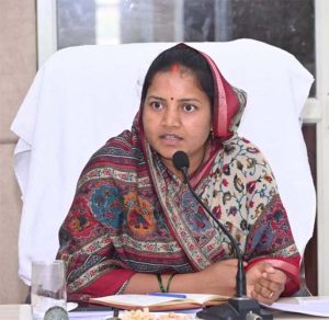CG News: छत्तीसगढ़ सरकार ने आंगनबाड़ी कार्यकर्ताओं और सहायिकाओं के लिए साड़ी खरीदी व्यवस्था में बड़ा बदलाव किया है। महिला एवं बाल विकास विभाग ने संचालनालय स्तर पर होने वाली केंद्रीकृत साड़ी खरीदी प्रक्रिया को समाप्त कर दिया है। अब साड़ी खरीदने के लिए निर्धारित राशि सीधे कार्यकर्ताओं और सहायिकाओं के बैंक खातों में ट्रांसफर की जाएगी। इस नई व्यवस्था का उद्देश्य पारदर्शिता बढ़ाना और हितग्राहियों को अपनी पसंद एवं आवश्यकता के अनुसार साड़ी खरीदने की सुविधा देना है।
