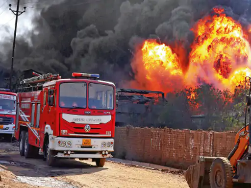 CG Fire Vehicles: छत्तीसगढ़ में अग्निशमन व्यवस्था की बदहाली एक बार फिर सामने आई है। प्रदेश के 6 जिलों और 146 ब्लॉकों में आज भी एक भी फायर स्टेशन नहीं है। वहीं राज्य में मौजूद करीब 150 दमकल वाहनों में से लगभग आधे खराब पड़े हैं। ऐसे में किसी बड़े अग्निकांड की स्थिति में राहत और बचाव कार्य गंभीर रूप से प्रभावित हो सकता है।