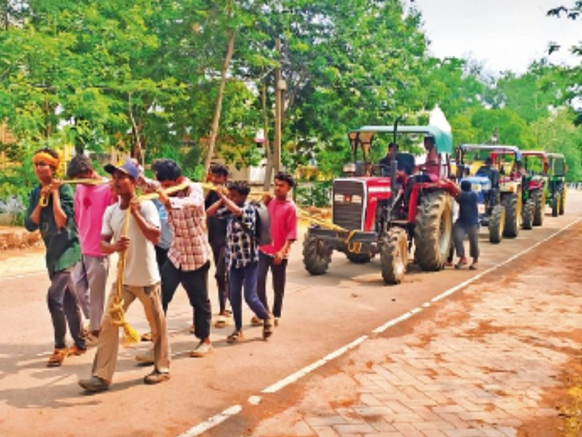 CG Diesel Crisis: किसानों डीजल संकट से परेशान, बंद ट्रैक्टर को रस्सी से खींचकर पहुंचे SDM कार्यालय